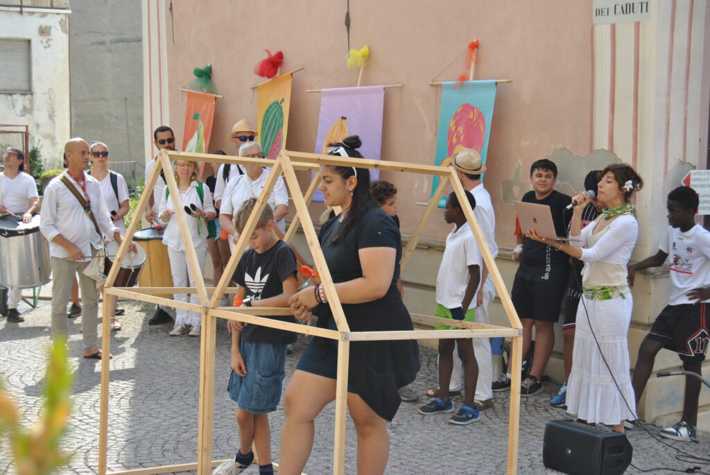 Scena della Parata, due ragazzi sono dentro una casa di legno