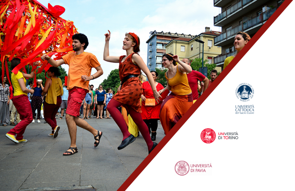 Persone danzano durante una performance urbana. A fianco, i loghi delle Università di Pavia, Torino e Cattolica e la scritta “Performance e Teatro Sociale – Master di 1° livello”.