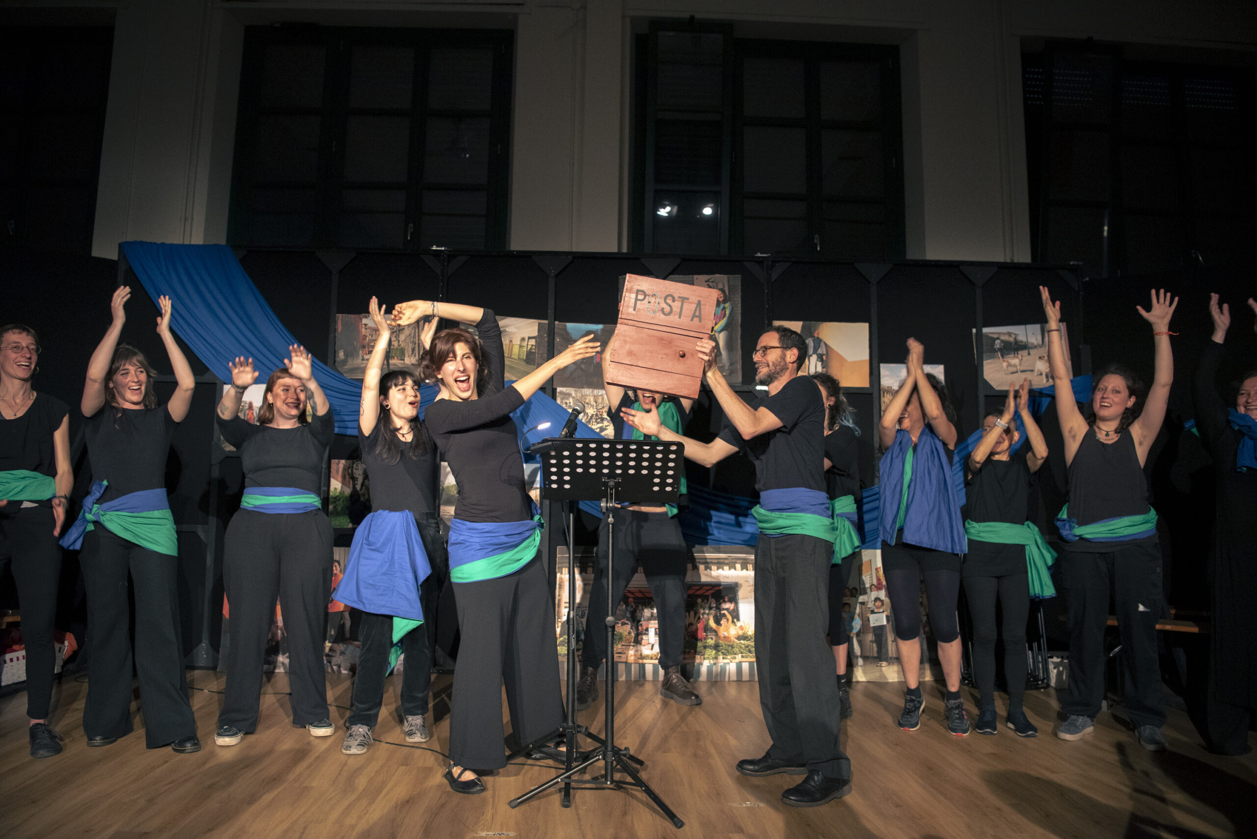 Il gruppo di CREATIVA sul palco di Spazio BAC durante la restituzione finale DRESS DRESS DRESS, con le braccia alzate.
